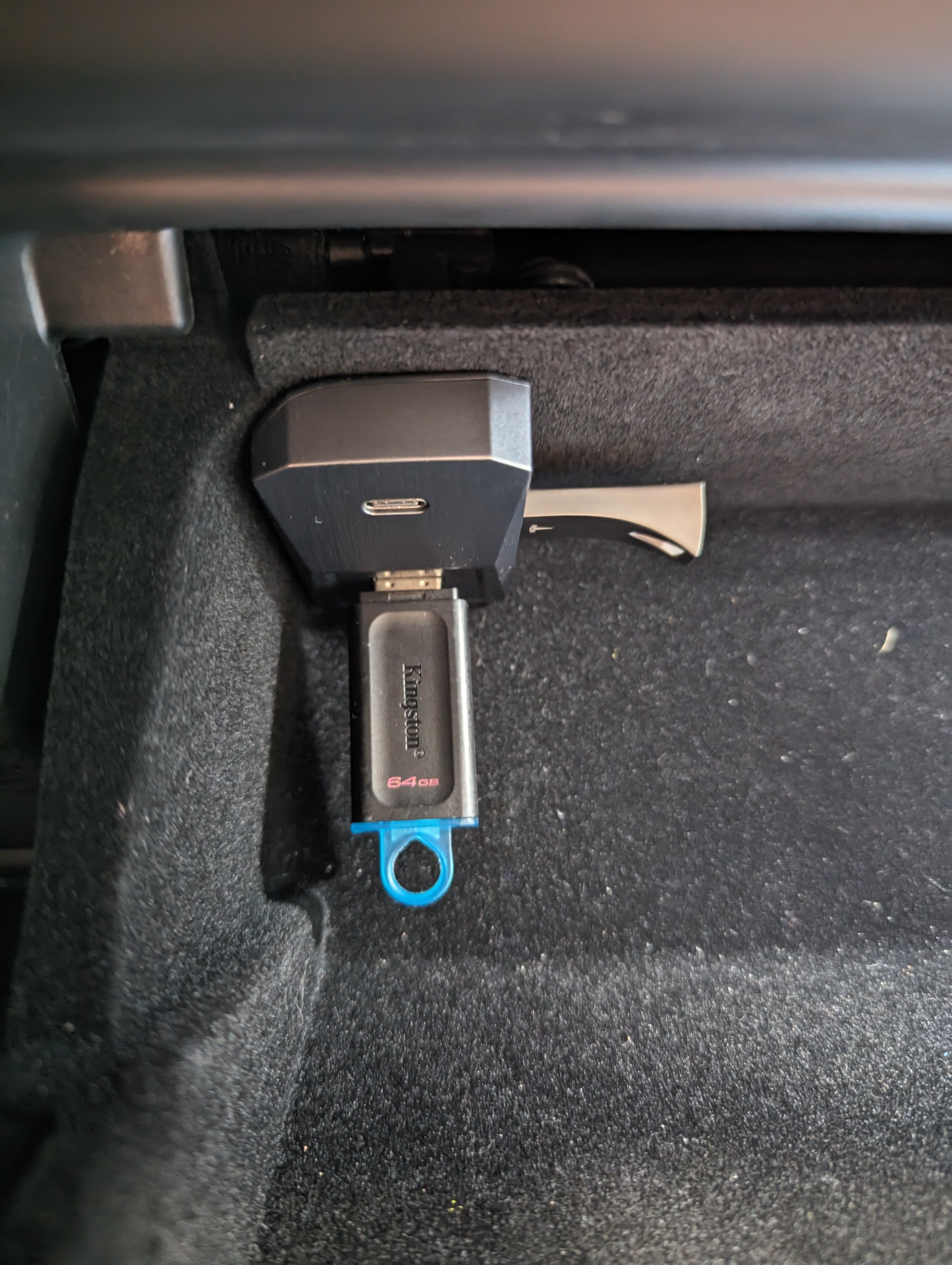 Tesla Model 3/Y 2021-2023: USB hub Til Handskerum (Cybertruck Look)