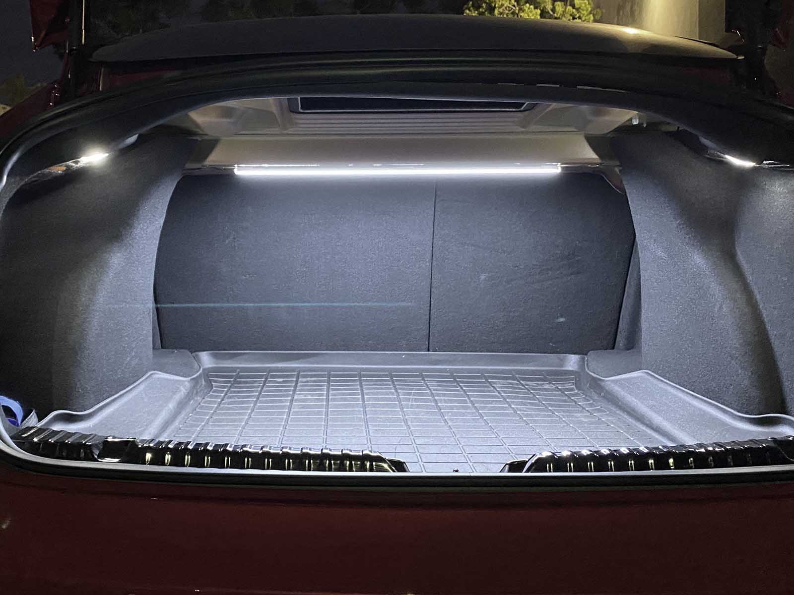Tesla Model 3: LED Lysstang Til Bagagerum
